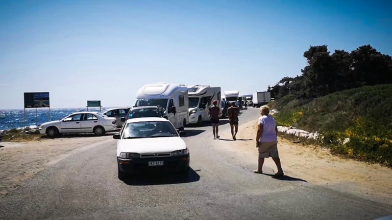 Ουρές από ΙΧ και τροχόσπιτα στο λιμάνι της Ελαφονήσου