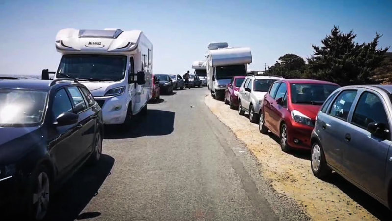 Ουρές από ΙΧ και τροχόσπιτα στο λιμάνι της Ελαφονήσου