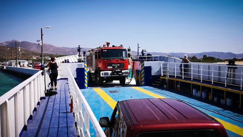 Πυροσβεστικό όχημα επιβιβάζεται στο φέρι για Ελαφόνησο