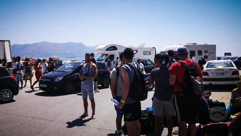Ουρές στο λιμάνι της Ελαφονήσου από τουρίστες που συνωστίζονται για να φύγουν λόγω της πυρκαγιάς -EUROKINISSI/ΣΥΝΕΡΓΑΤΗΣ
