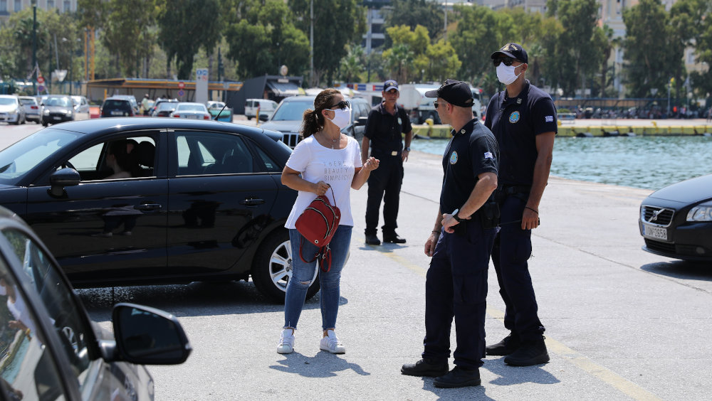 Έλεγχοι των Αρχών σε επιβάτες στο λιμάνι του Πειραιά το Σάββατο 1 Αυγούστου