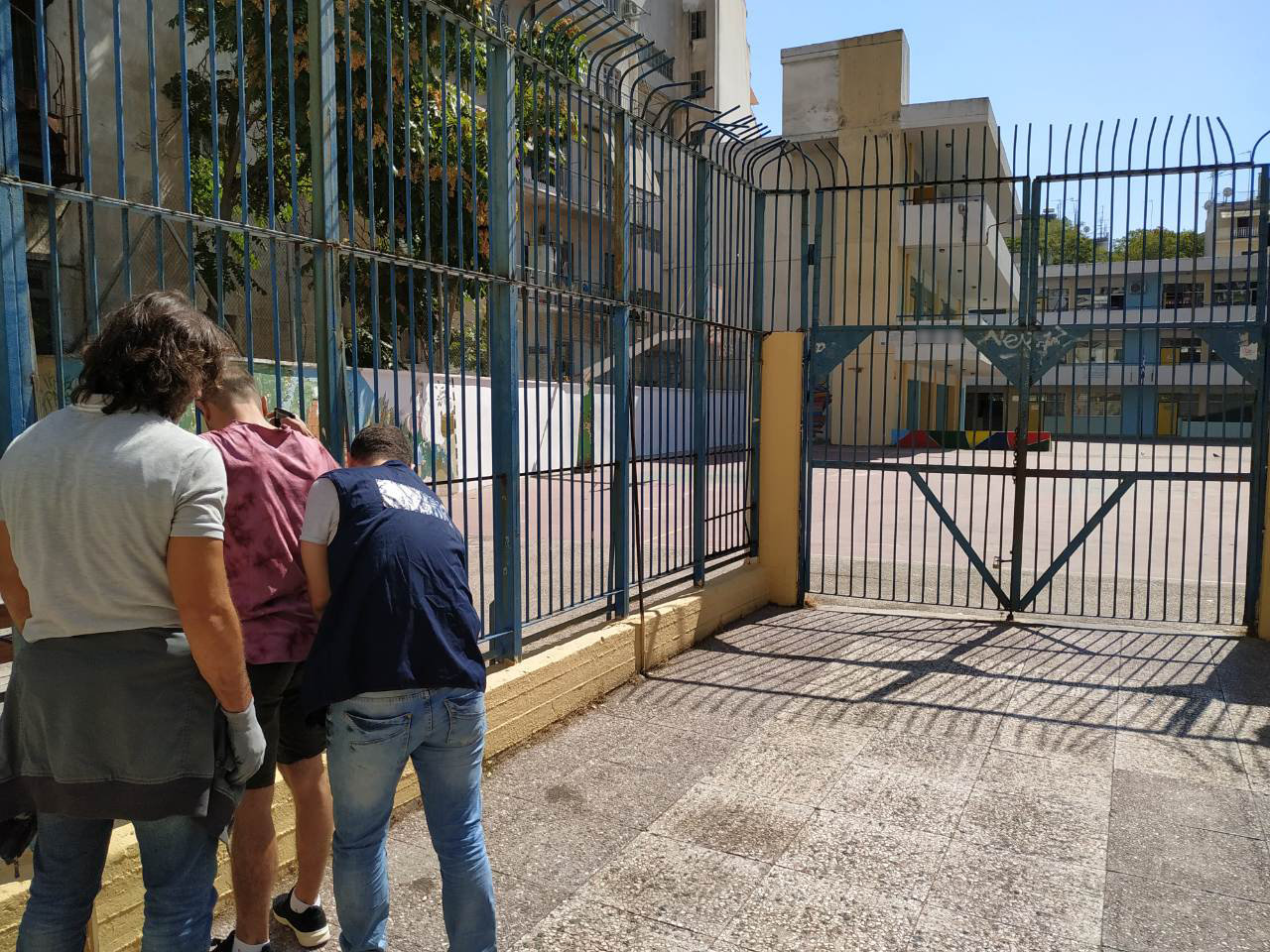 Έλεγχος ενός άντρα για ναρκωτικά από άνδρες της αστυνομίας, έξω από σχολεία