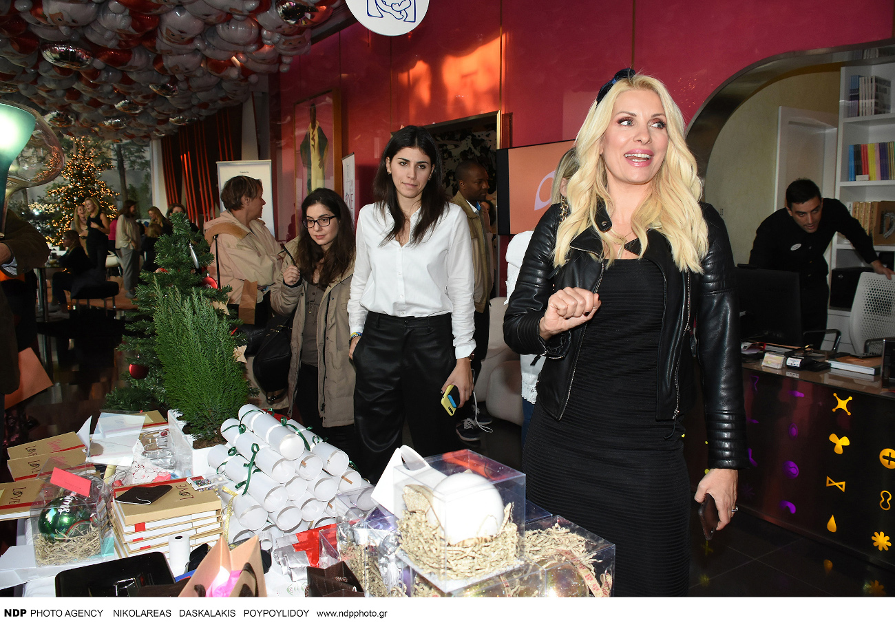 Η Ελένη Μενεγάκη στο Bazaar της ΕΛΠΙΔΑΣ