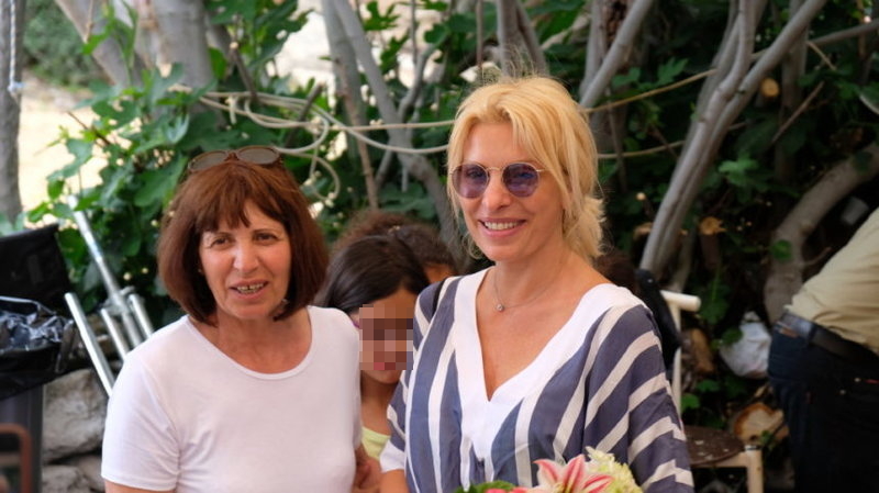 Η Ελένη Μενεγάκη χαμογελαστή δίπλα σε μια γυναίκα