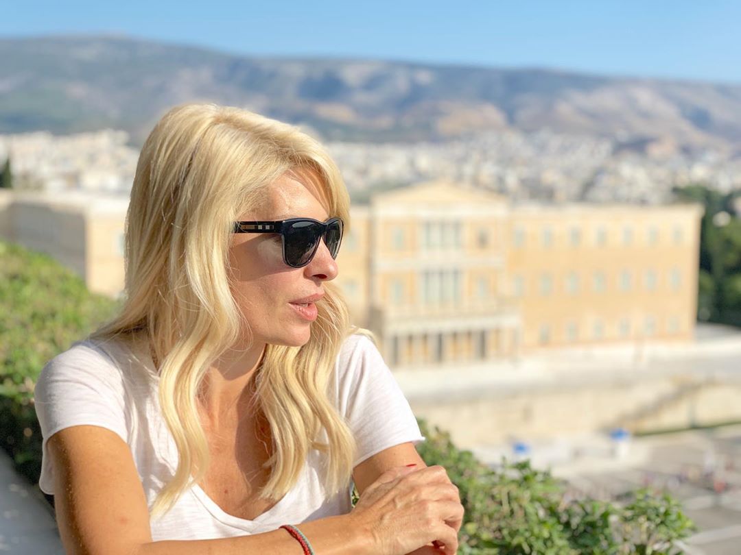 Η Ελένη Μενεγάκη με φόντο την ελληνική βουλή