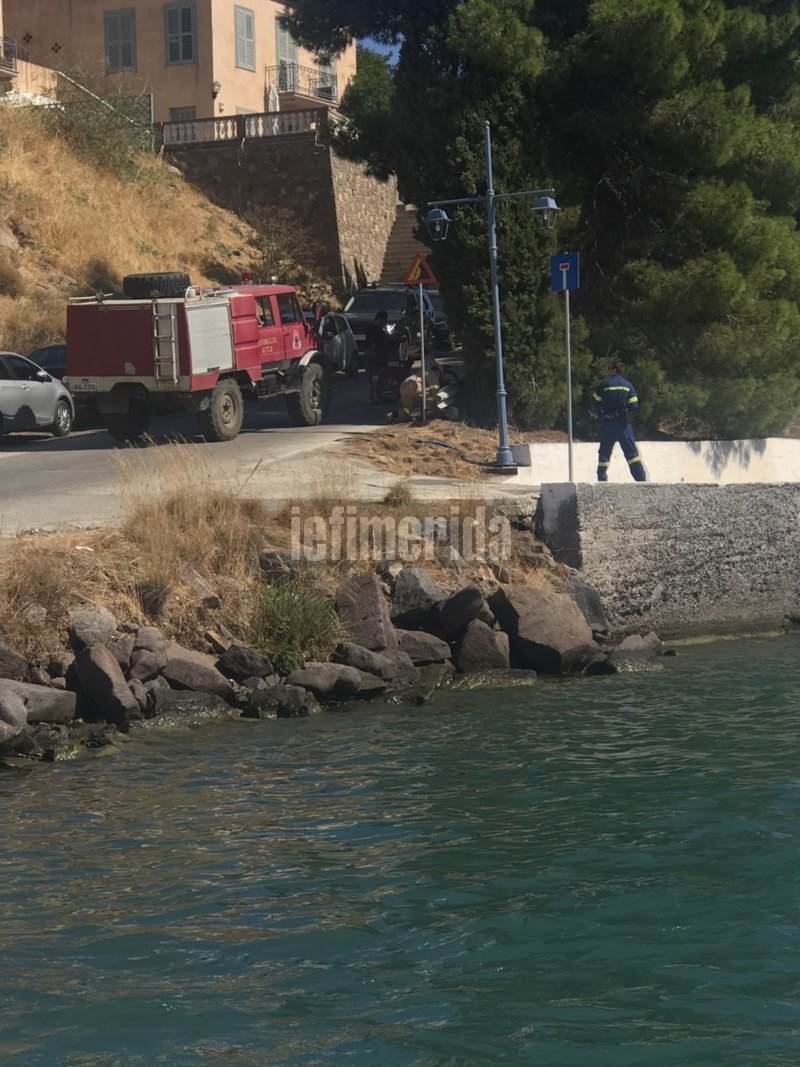 Δυνάμεις της Πυροσβεστικής στο στο σημείο της συντριβής του ελικοπτέρου