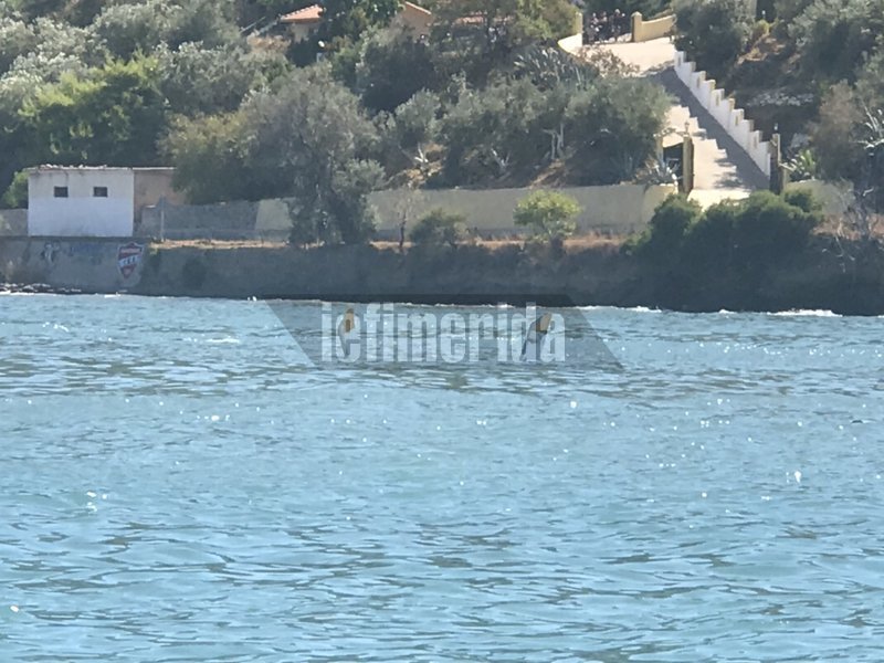 Οι έλικες του ελικοπτέρου το μόνο τμήμα του που φαίνεται πάνω από την επιφάνεια του νερού