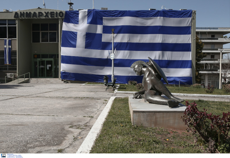 Σημαία τεραστίων διαστάσεων στο δημαρχικό μέγαρο Ελληνικού-Αργυρούπολης