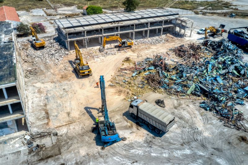 Εργάτες και μηχανήματα πήραν θέση στο πρώην αεροδρόμιο και ξεκίνησαν τις διαδικασίες κατεδάφισης