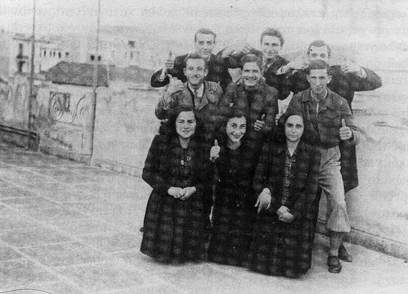 Φωτογραφία από το βιβλίο του Ευάνθη Χατζηβασιλείου (1944). Ελληνόπαιδες του Σουίνγκ σε ταράτσα όπου και γίνονταν πάρτι.