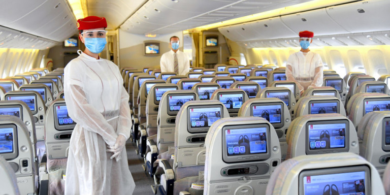 Αεροσυνοδός με μάσκα της Emirates 