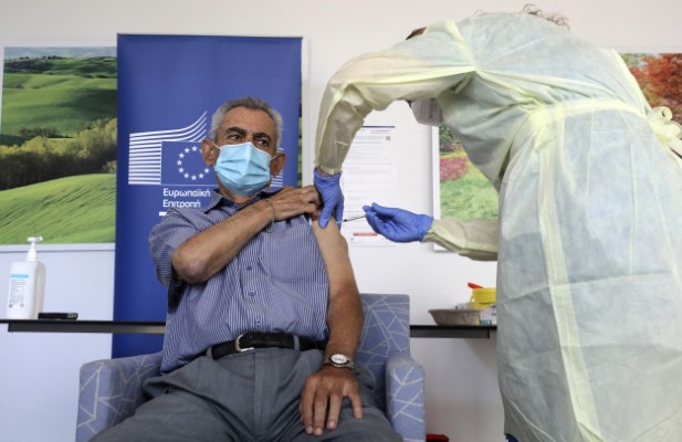 Κορωνοϊός: Δείτε τους πρώτους εμβολιασμούς στην ΕΕ -Σε λίγη ώρα ξεκινούν και στην Ελλάδα 2 Κορωνοϊός: Δείτε τους πρώτους εμβολιασμούς στην ΕΕ -Σε λίγη ώρα ξεκινούν και στην Ελλάδα