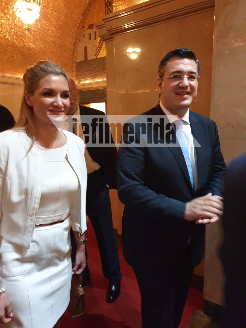 Ο Απόστολος Τζιτζικώστας με την σύζυγό του στην ενθρόνιση του Ελπιδοφόρου