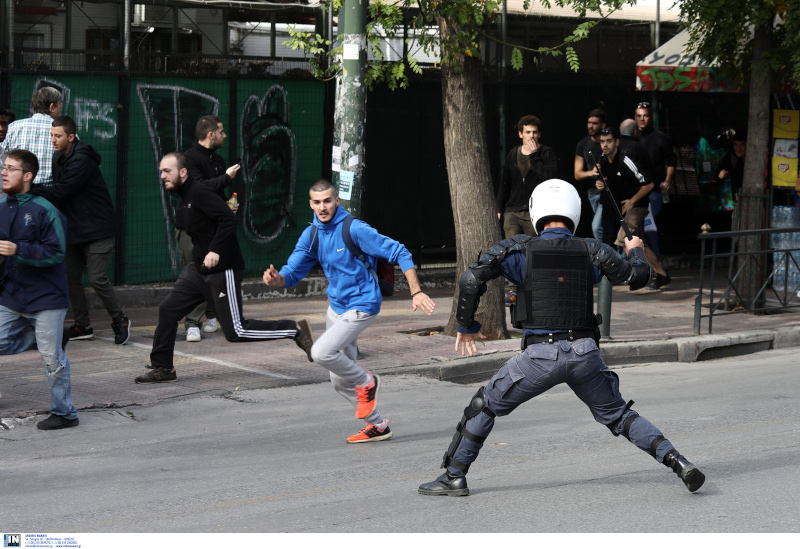 Τα επεισόδια ξέσπασαν αρχικά εκτός του Οικονομικού Πανεπιστημίου.