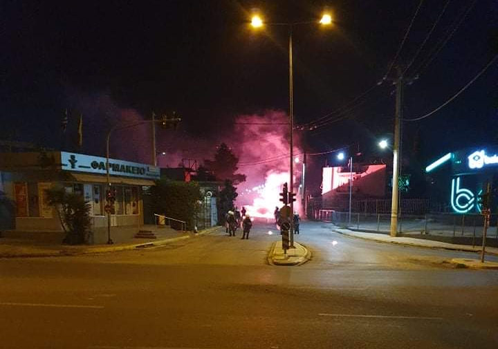 Φωτιές και ένταση στον Ασπρόπυργο το βράδυ των Χριστουγέννων