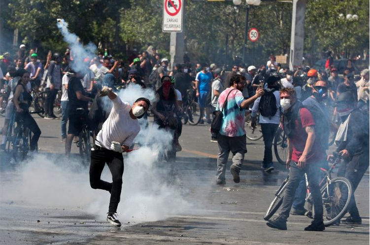 Διαδηλωτές με μάσκες σε δρόμους της πόλης της Χιλής