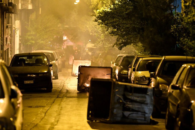 Κάδοι-οδοφράγματα στα επεισόδια στα Εξάρχεια