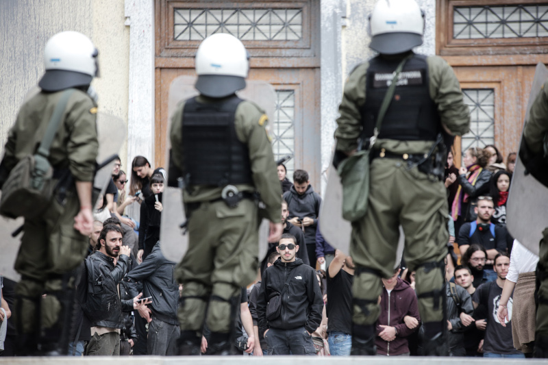 Πλήθος φοιτητών βρίσκεται εντός του Οικονομικού Πανεπιστημίου.