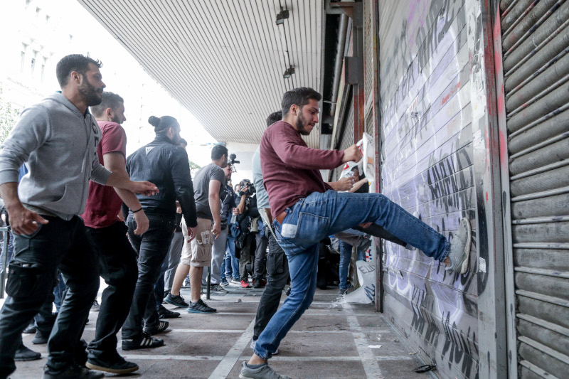 Επεισόδια υπουργείο Εργασίας κλωτσούν πόρτα