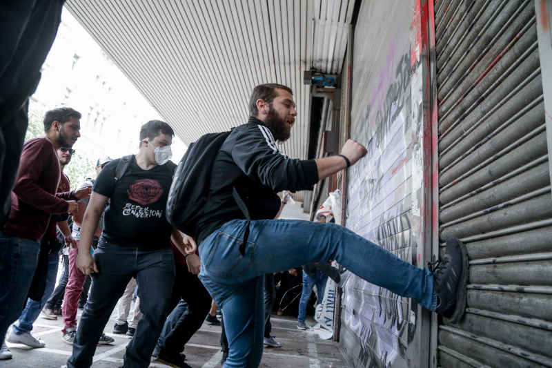 Επεισόδια υπουργείο Εργασίας κλωτσούν πόρτα