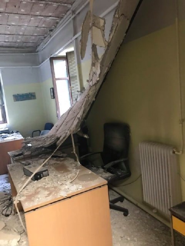 το ταβάνι που έχει καταρρεύσει