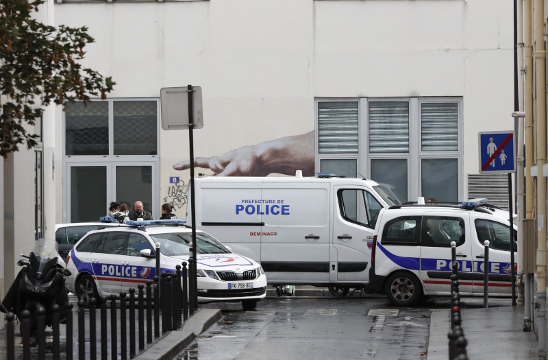 επίθεση με μαχαίρι κοντά στο Charlie Hebdo