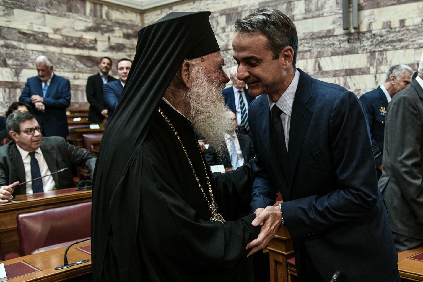 Χειραψία Κυριάκου Μητσοτάκη με τον Αρχιεπίσκοπο Ιερώνυμο