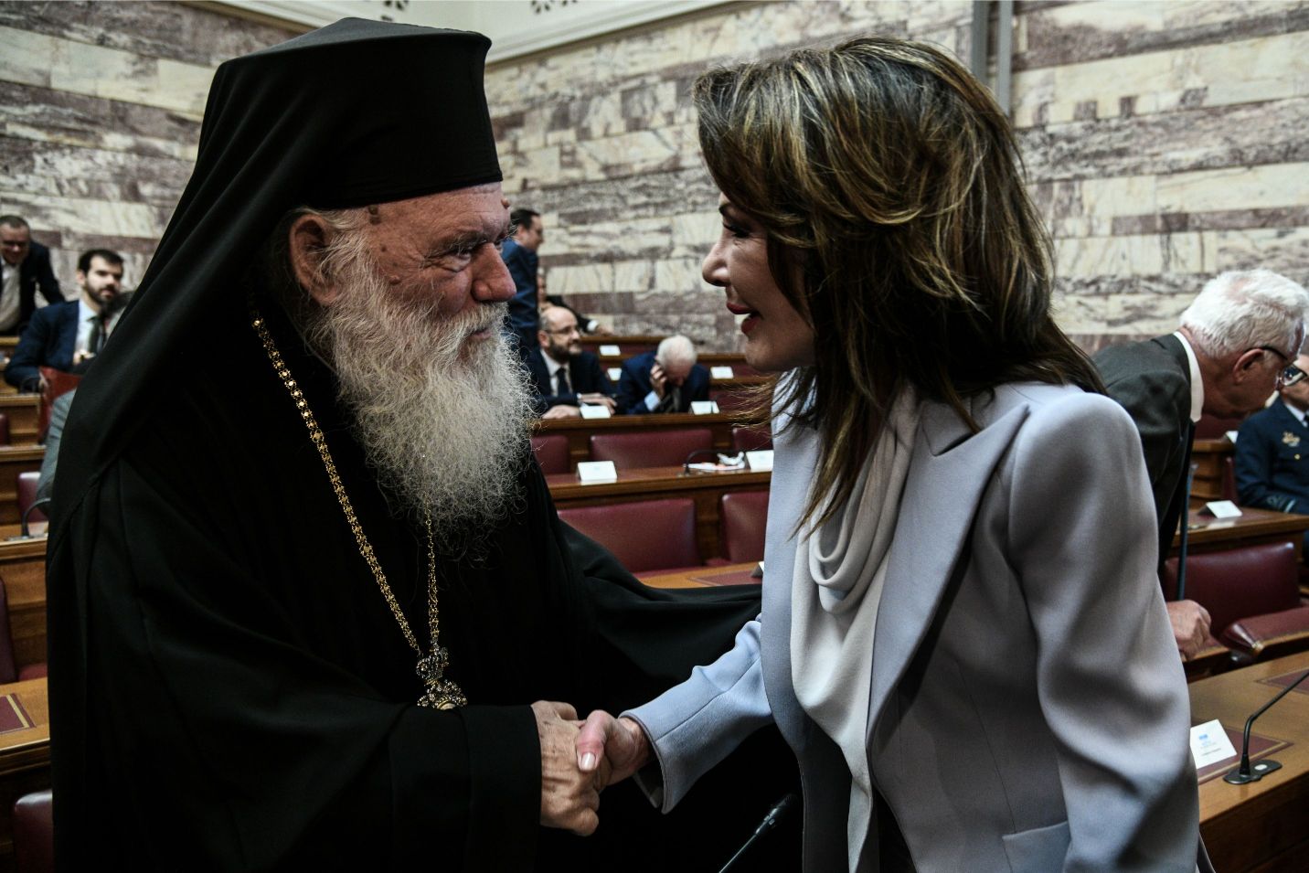 Χειραψία του Αρχιεπισκόπου Ιερώνυμου με την Γιάννα Αγγελοπούλου