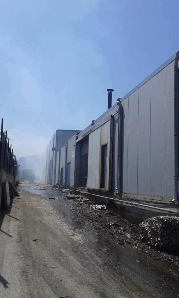 Υπό έλεγχο τέθηκε η φωτιά στο εργοστάσιο χαρτοποιίας στα Εξαμίλια Κορινθίας