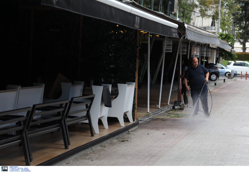 Προετοιμασίες σε κατάστημα εστίασης