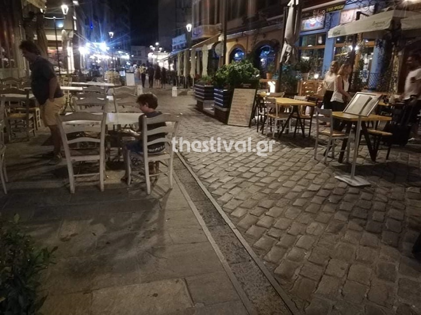 Τραπέζια σε καταστήματα στα Λαδάδικα