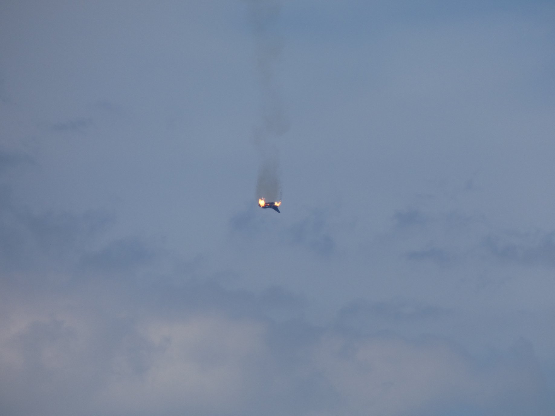 Φλεγόμενο το ένα από τα δύο Eurofighter πέφτει στο έδαφος