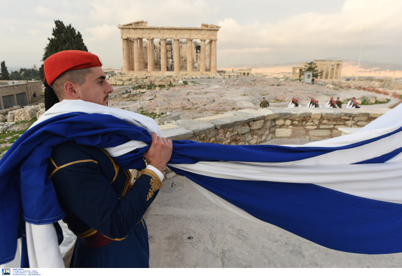 Εύζωνας με τη σημαία στα χέρια