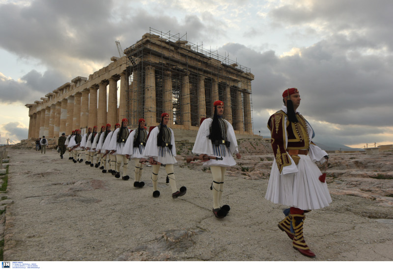 Εύζωνες με φόντο τον Παρθενώνα