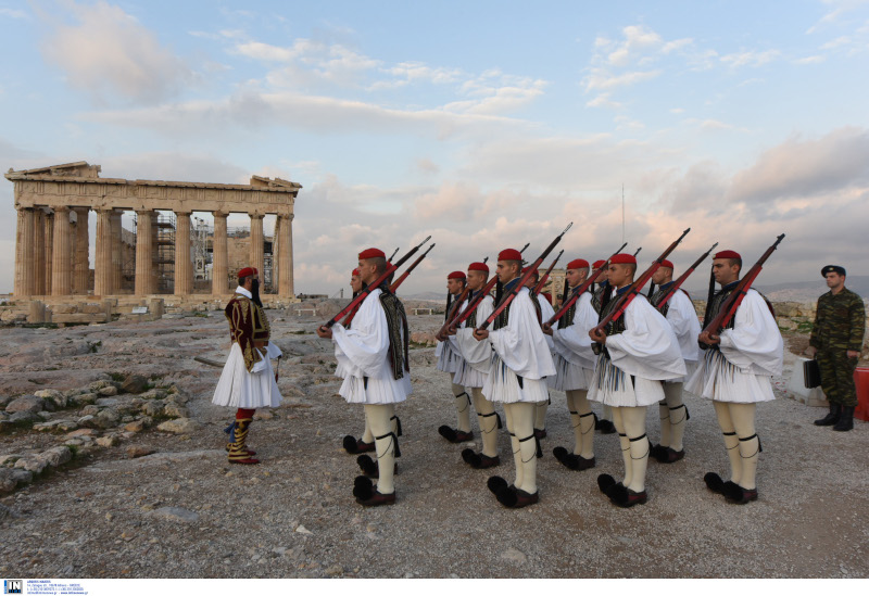 Εύζωνες μπροστά στον Παρθενώνα