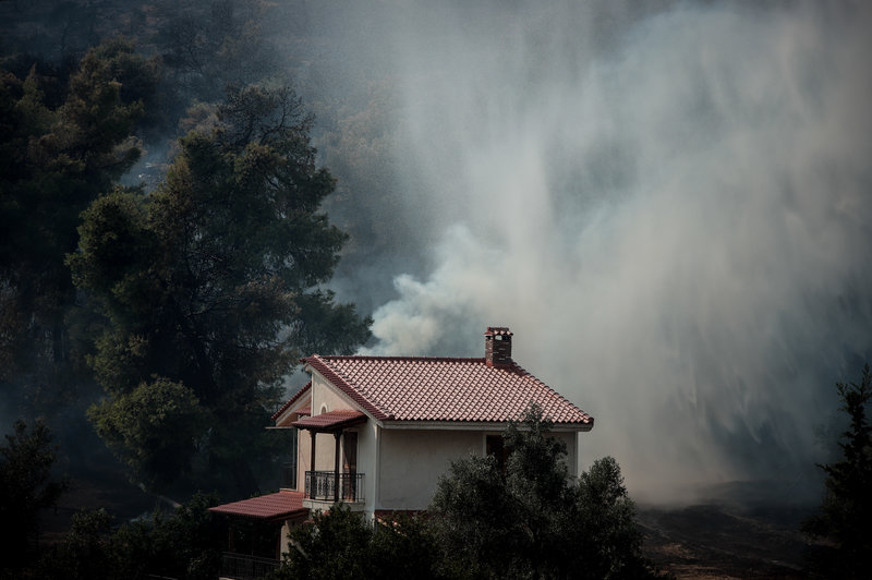 Οι φλόγες γλείφουν σπίτια για δεύτερη ημέρα 