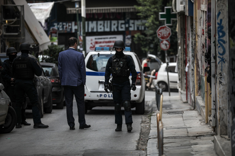 Αστυνομικές δυνάμεις έξω από το διαμέρισμα στα Εξάρχεια