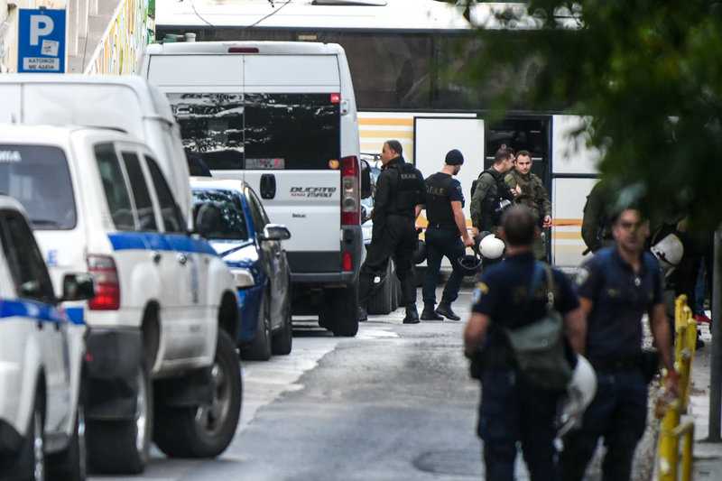 Στην επιχείρηση συμμετείχαν δεκάδες αστυνομικοί από διάφορες υπηρεσίες, ενώ την ίδια ώρα γίνεται έλεγχος και για ναρκωτικά