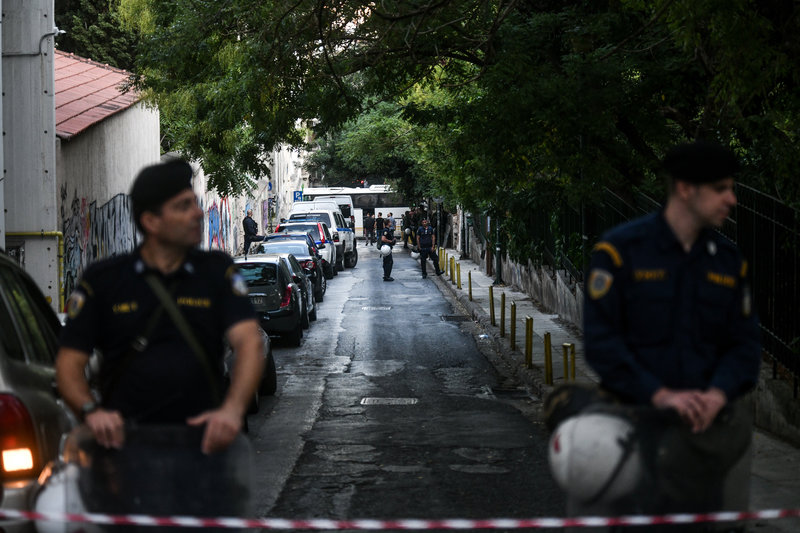 Αστυνομικοί έχουν κλείσει και τις δύο πλευρές του δρόμου κατά τη διάρκεια της επιχείρησης τερματισμού της κατάληψης