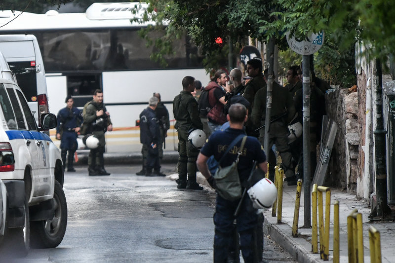 Πούλμαν στο σημείο της κατάληψης στη συμβολή των οδών Οκταβίου Μερλιέ και Πρασσά για να μεταφέρει τους αλλοδαπούς