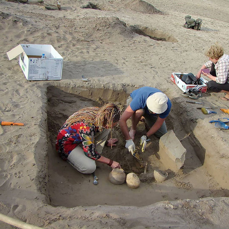 Το... iPhone που βρήκαν στον τάφο οι αρχαιλόγοι ήταν στην πραγματικότητα η μεγάλη αγκράφα μιας ζώνης.  