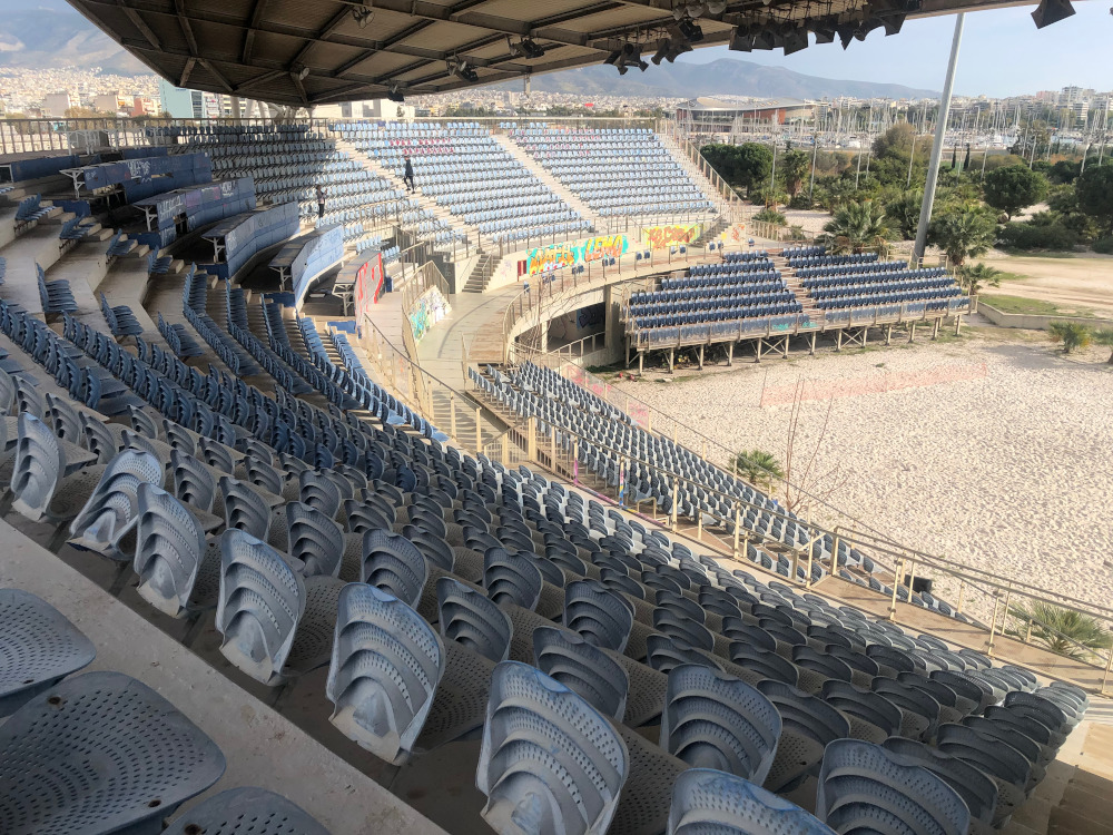 Η αριστερή πλευρά των εξεδρών στο γήπεδο στο Φάληρο
