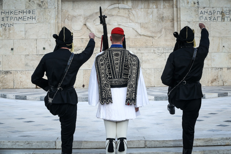 Δέος και συγκίνηση: Πόντιοι Εύζωνες στην αλλαγή Προεδρικής Φρουράς ...