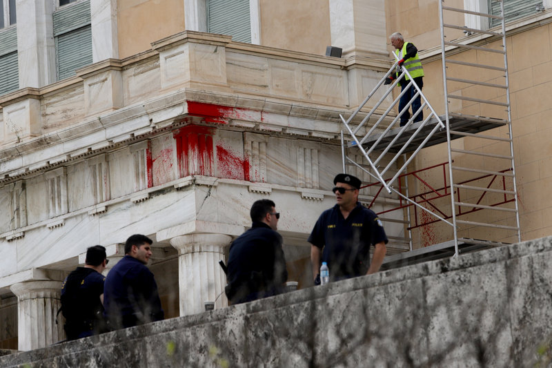 Κατόπιν εορτής (βανδαλισμού της Βουλής) τοποθετήθηκε ισχυρή αστυνομική δύναμη, η οποία επιτηρεί τα συνεργεία