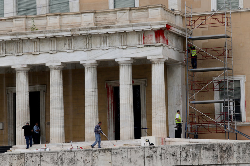 Φασίνα στη Βουλή. Με σκαλωσιές και σφουγγαρίστρες μαζεύουν τα… σπασμένα του Ρουβίκωνα