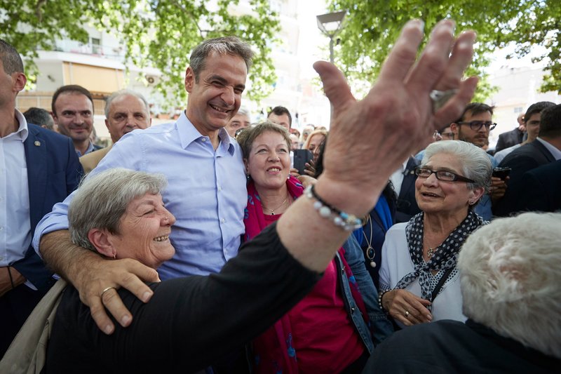 Ο πρόεδρος της ΝΔ, αγκαλιάζει δυο γυναίκες, κατοίκους της Έδεσσας