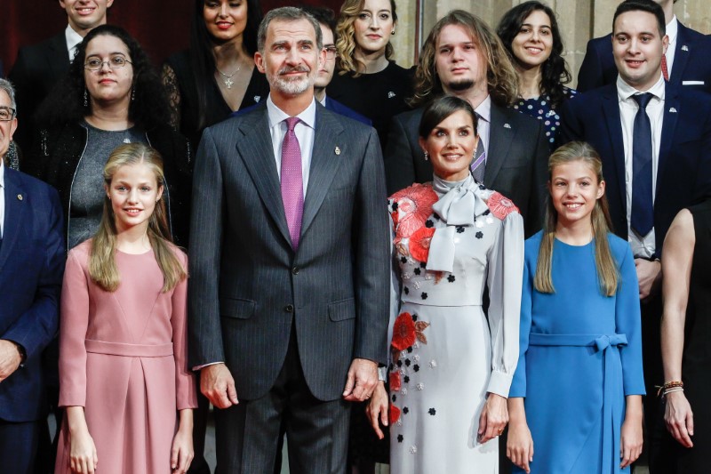 Η βασιλική οικογένεια της Ισπανίας ποζάρει στη δεξίωση για τους νικητές των βραβείων