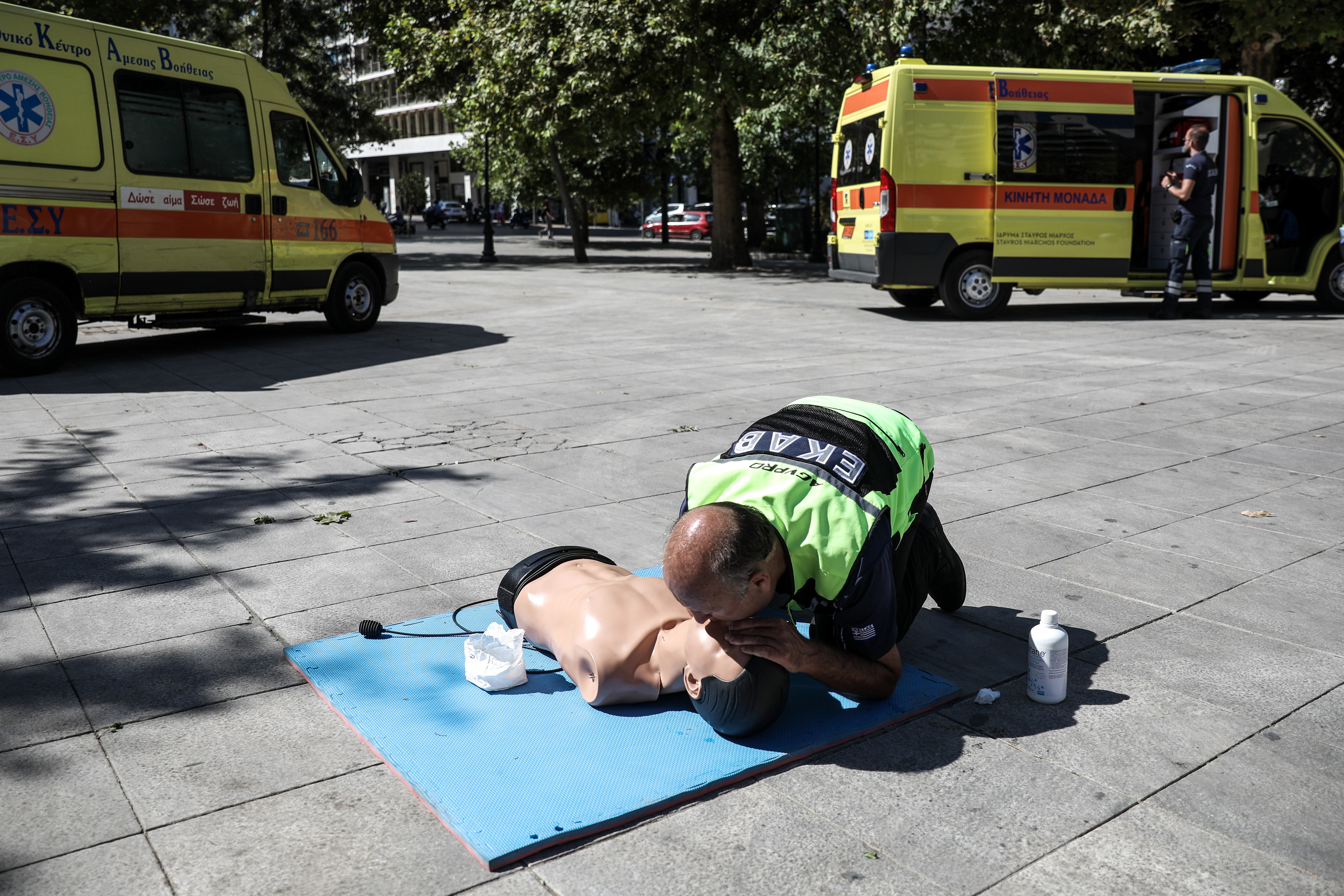 Διασώστης δείχνει πώς πρέπει να δίνουμε το φιλί της ζωής