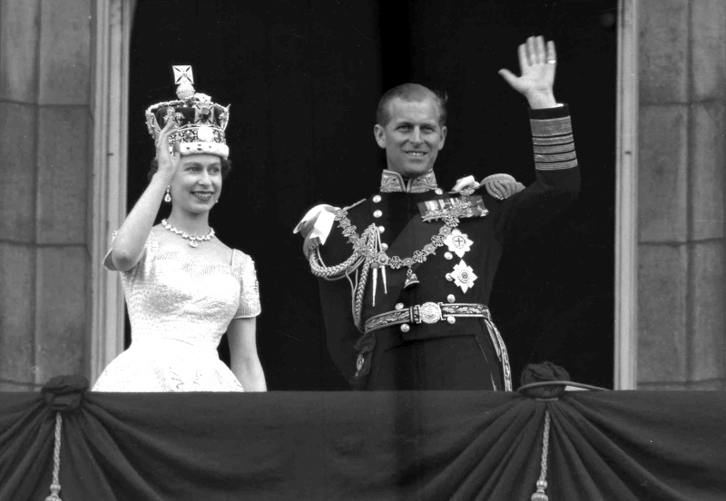 Ελισάβετ και Φίλιππος χαιρετούν τα πλήθη μετά τη στέψη της βασίλισσας 
