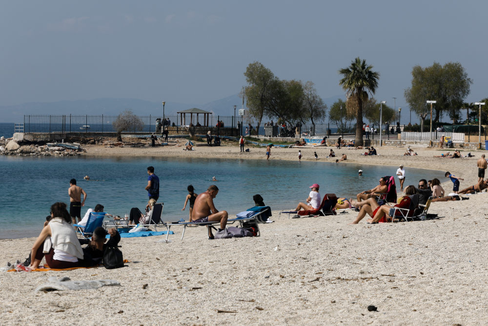 Πλήθος κόσμου στην παραλία του Αλίμου το μεσημέρι της Κυριακής παρά τις συστάσεις των Αρχών για την πρόληψη από τον κορωνοϊό